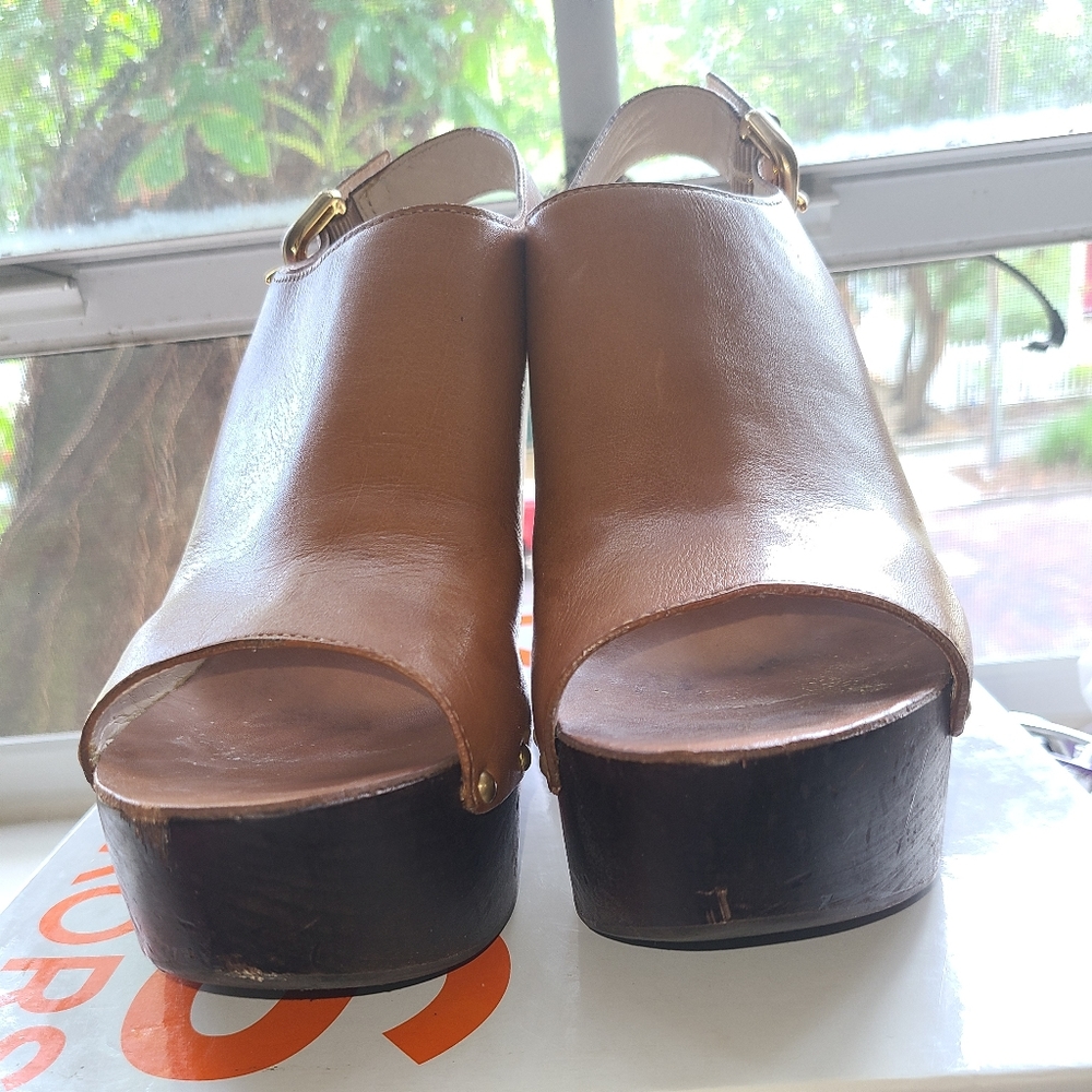 Open toe shoes